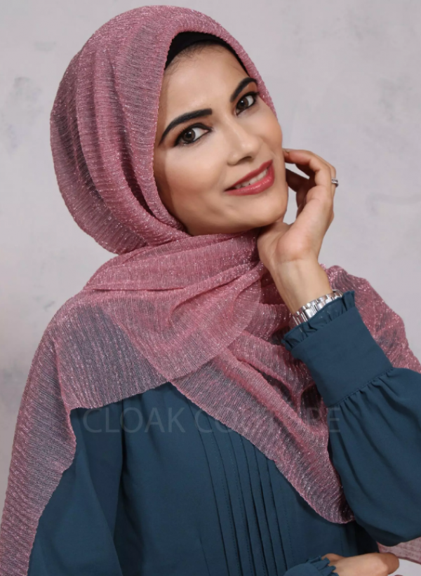 Hijab dengan warna-warna metalik yang mencolok